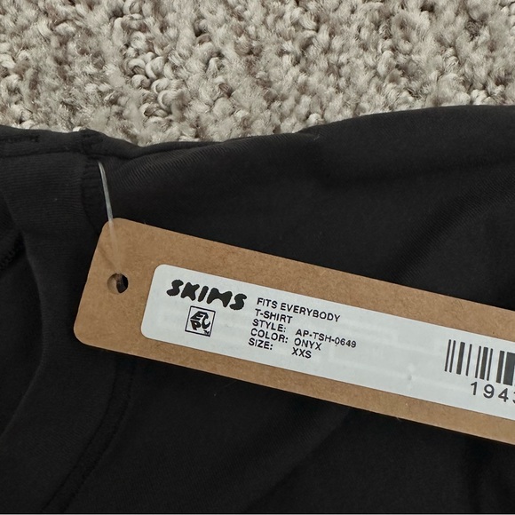 SKIMS Fits Every Body T-Shirt - Picture 4 of 6